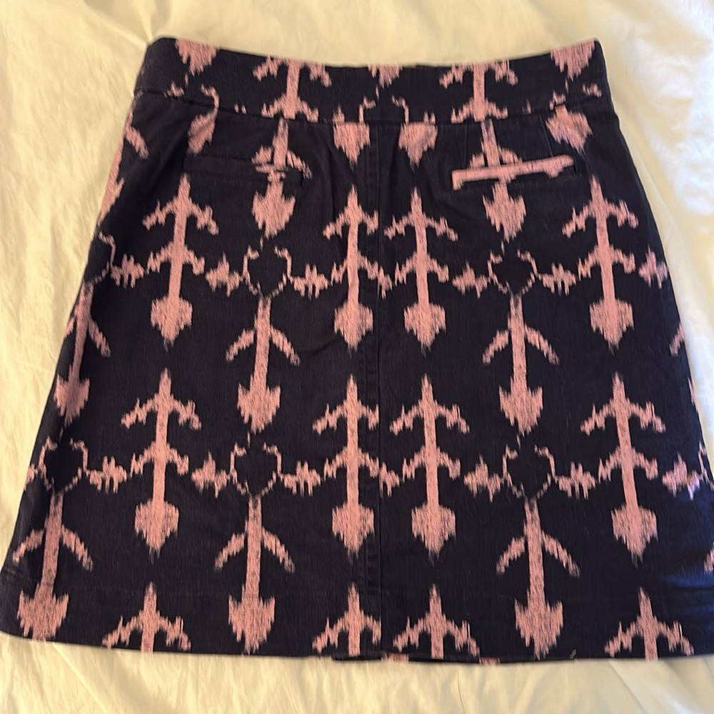 C. Wonder navy blue & pink arrow pattern skirt w/ gold buttons- size 0 - EUC - Picture 2 of 6